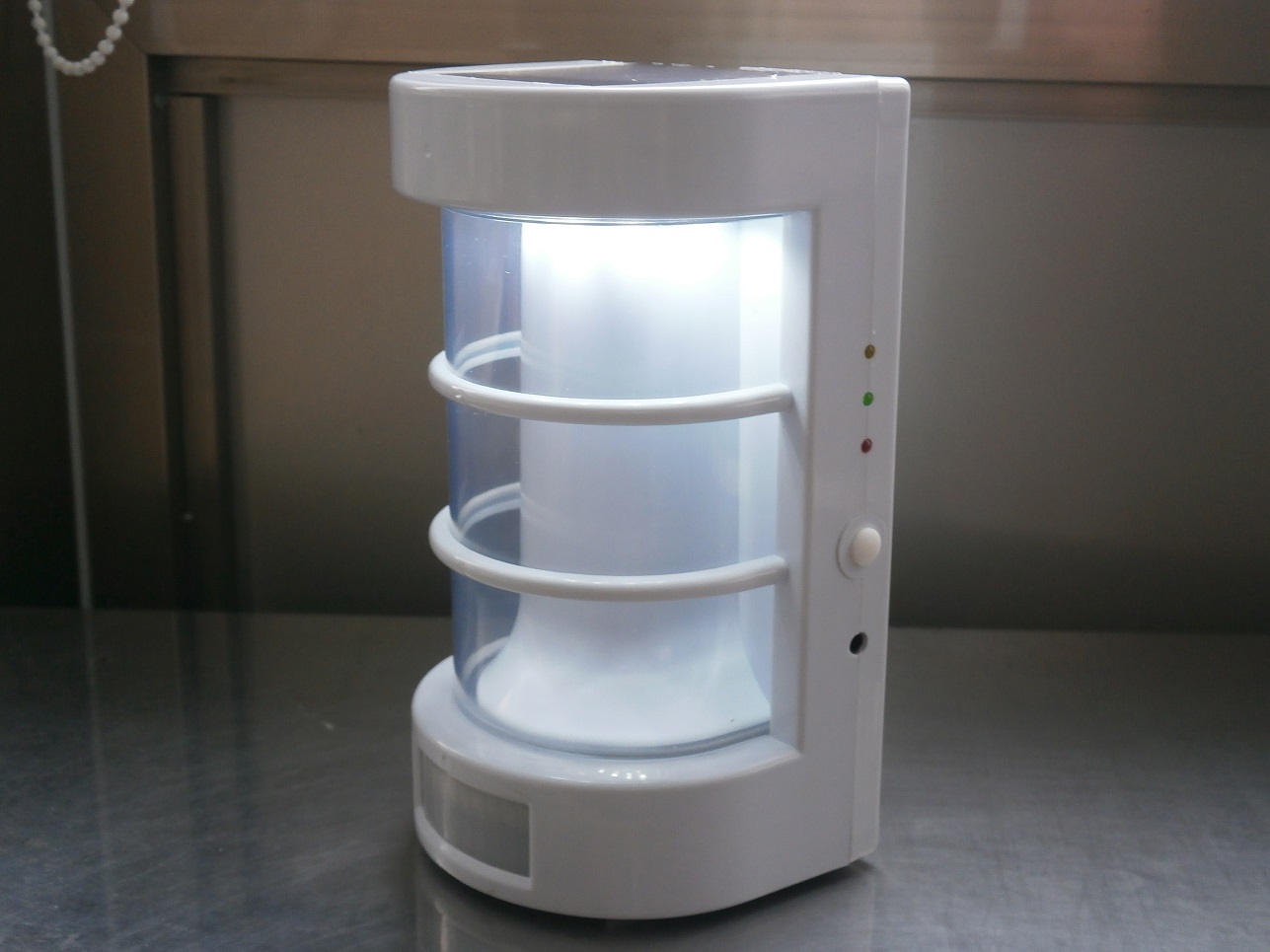 Solar Powred White LED Motion Sensor Light with Modern Design